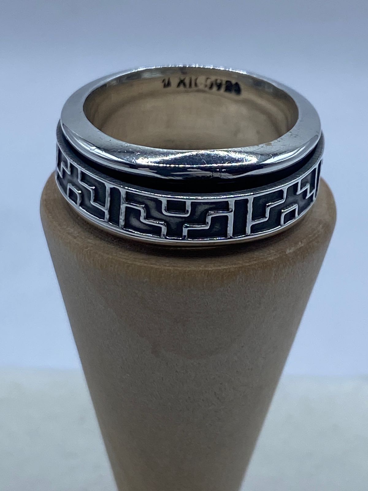 
Sello .925 grabado en el interior de anillo spinner con greca geométrica, plata artesanal hecha en Taxco