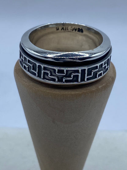
Sello .925 grabado en el interior de anillo spinner con greca geométrica, plata artesanal hecha en Taxco