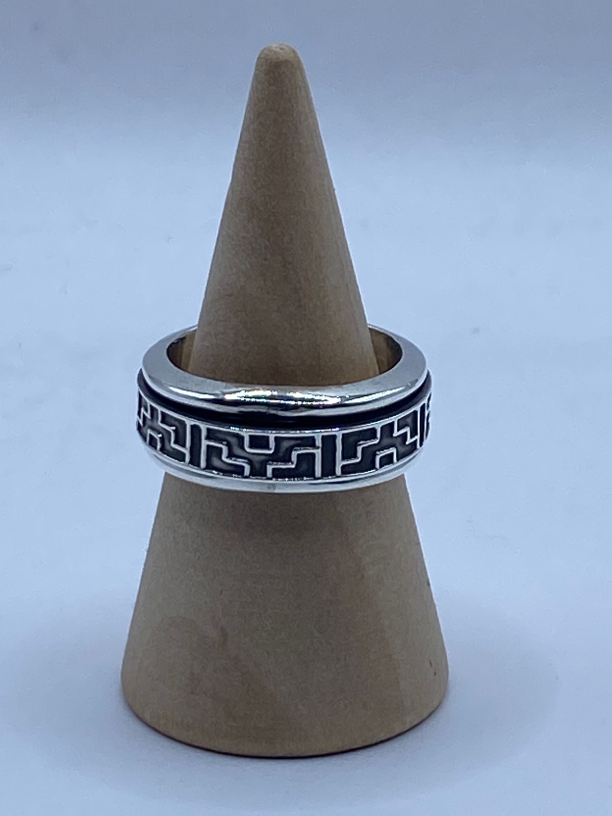 Perfil lateral de anillo spinner plata 925 greca oxidada mostrando grosor de banda y riel pulido, talla 5 