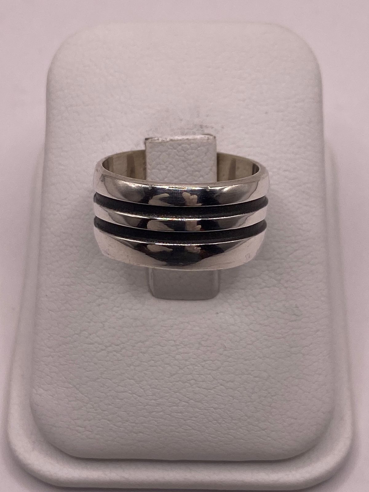 Anillo de Plata 925 con Diseño de Líneas Paralelas y Detalles Oscuros, sello de autenticidad Plata Ley .925