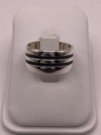 Anillo de Plata 925 con Diseño de Líneas Paralelas y Detalles Oscuros, sello de autenticidad Plata Ley .925