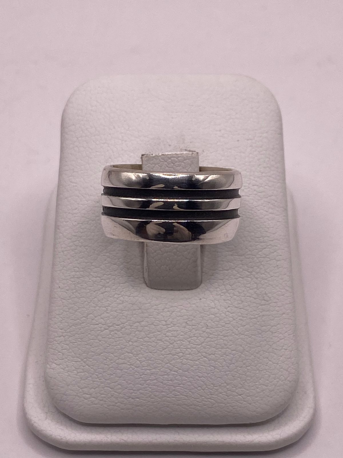 Anillo de Plata 925 con Diseño de Líneas Paralelas y Detalles Oscuros — vista lateral