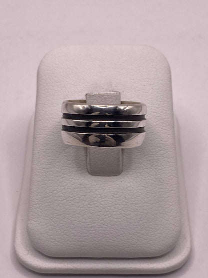 Anillo de Plata 925 con Diseño de Líneas Paralelas y Detalles Oscuros — vista lateral