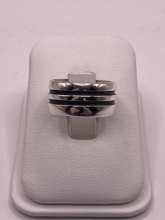 Anillo de Plata 925 con Diseño de Líneas Paralelas y Detalles Oscuros — vista lateral