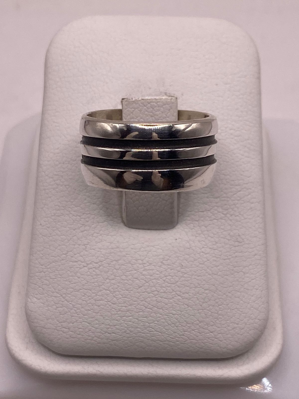 Anillo de Plata 925 con Diseño de Líneas Paralelas y Detalles Oscuros, vista frontal