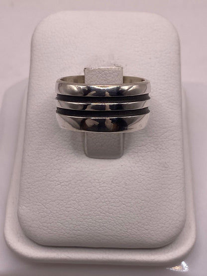 Anillo de Plata 925 con Diseño de Líneas Paralelas y Detalles Oscuros, vista frontal