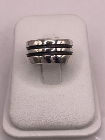 Anillo de Plata 925 con Diseño de Líneas Paralelas y Detalles Oscuros, vista lateral