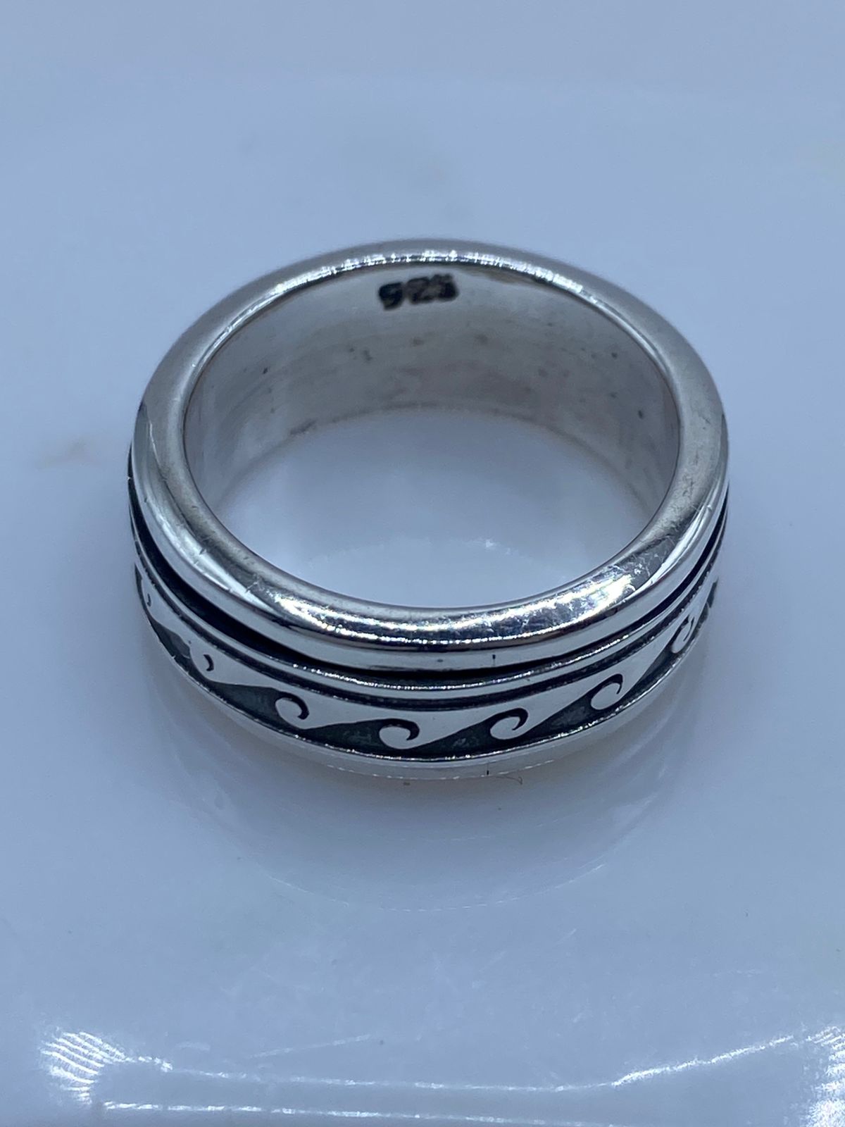 
Sello .925 en el interior de anillo giratorio con olas grabadas, plata artesanal hecha en Taxco México