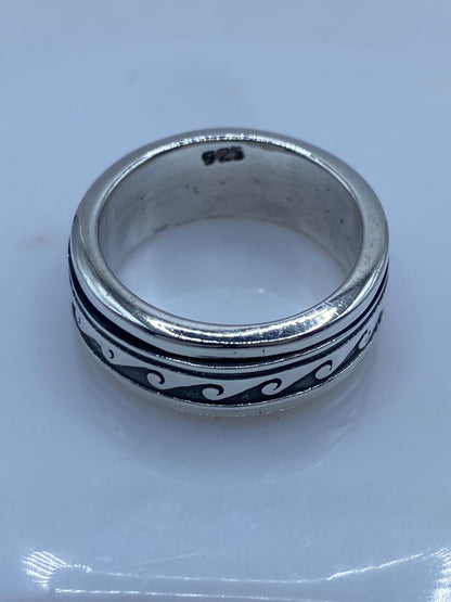 
Sello .925 en el interior de anillo giratorio con olas grabadas, plata artesanal hecha en Taxco México