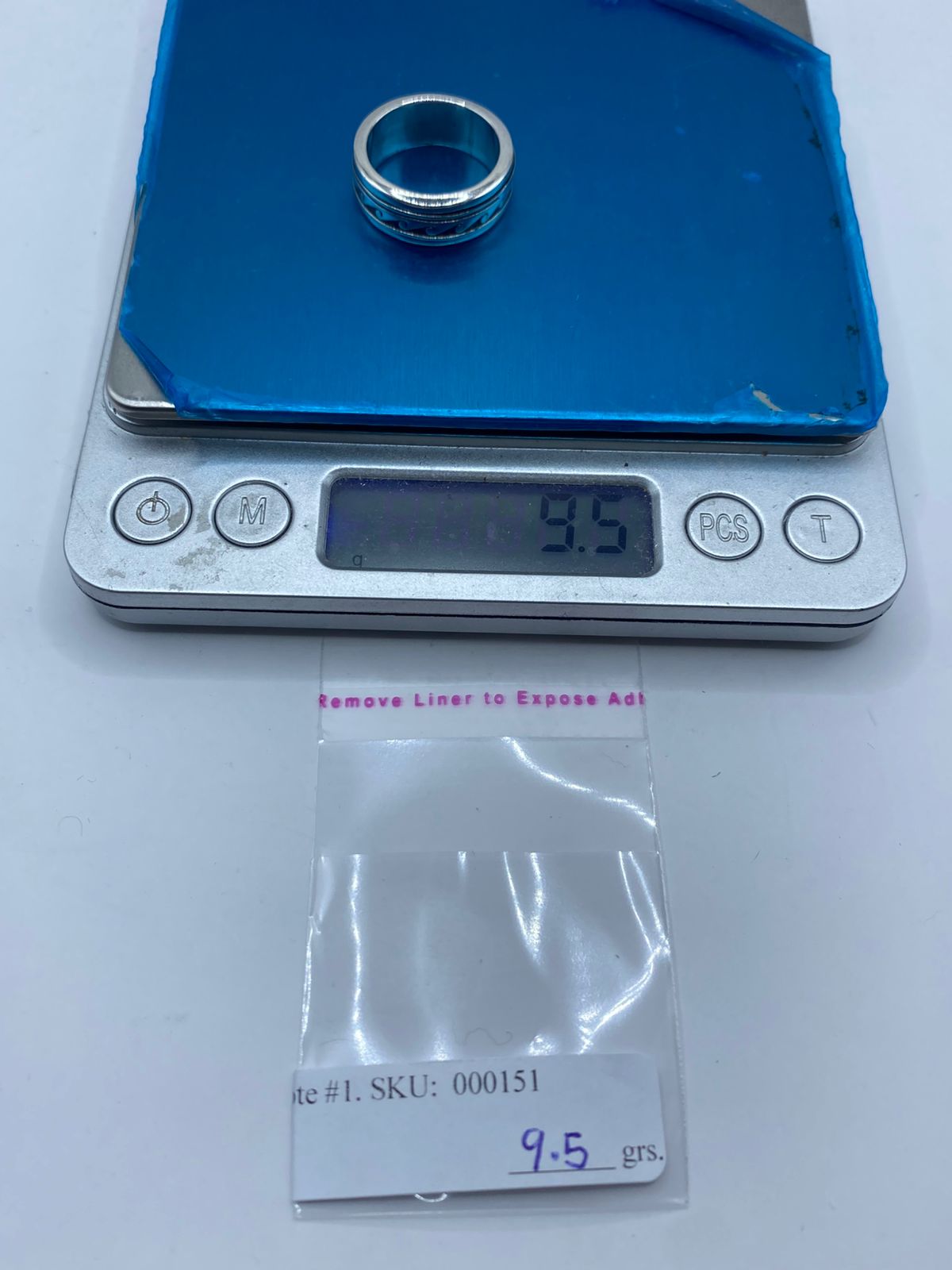 Anillo giratorio plata 925 olas grabadas artesanal Taxco junto a referencia de escala, Arte Taxco México 