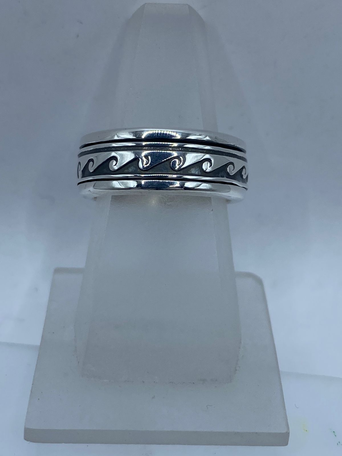 
Detalle de banda spinner plata 925 con olas continuas en relieve oxidado negro y rieles pulidos, Arte Taxco