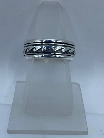 
Detalle de banda spinner plata 925 con olas continuas en relieve oxidado negro y rieles pulidos, Arte Taxco
