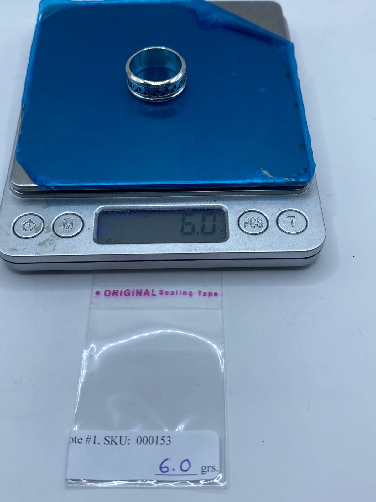 Anillo plata 925 olas grabadas para hombre artesanal Taxco junto a referencia de escala, Arte Taxco