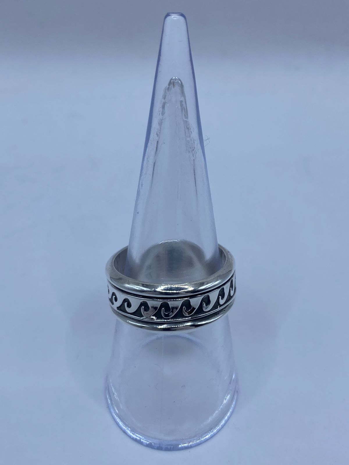 Anillo de Plata 925 con Diseño de Olas Continua — vista lateral