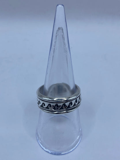 Anillo de Plata 925 con Diseño de Olas Continua — vista lateral