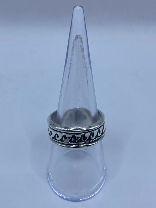 Anillo de Plata 925 con Diseño de Olas Continua — vista lateral