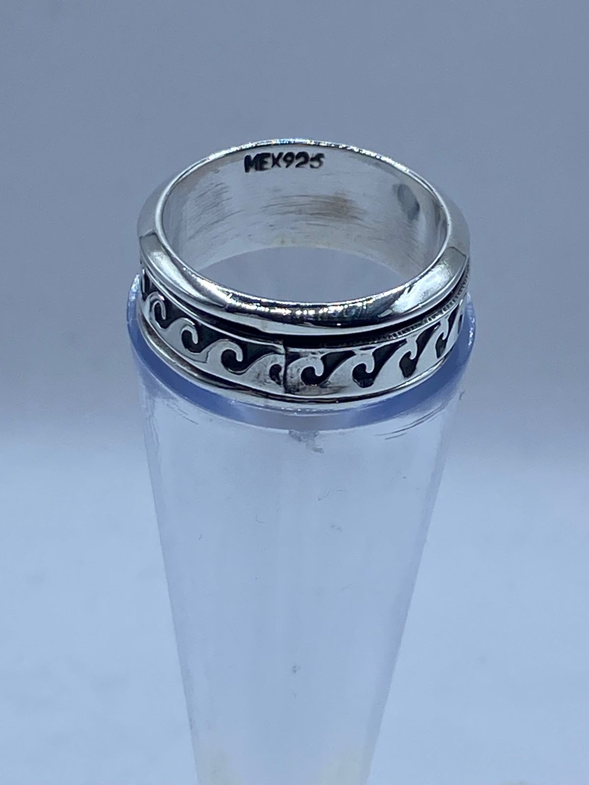 Sello .925 en el interior de anillo de plata con olas grabadas, artesanal hecho a mano en Taxco México 