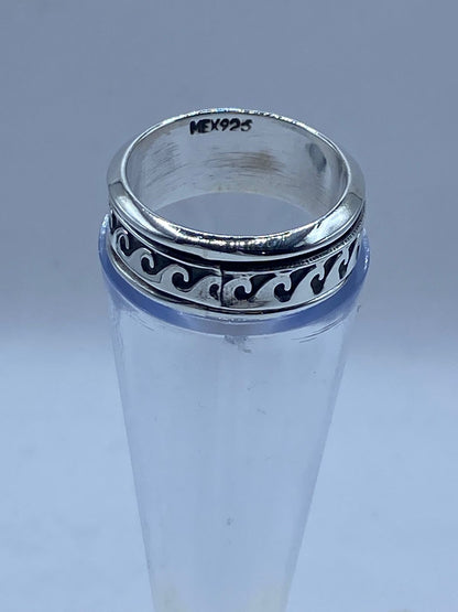 Sello .925 en el interior de anillo de plata con olas grabadas, artesanal hecho a mano en Taxco México 