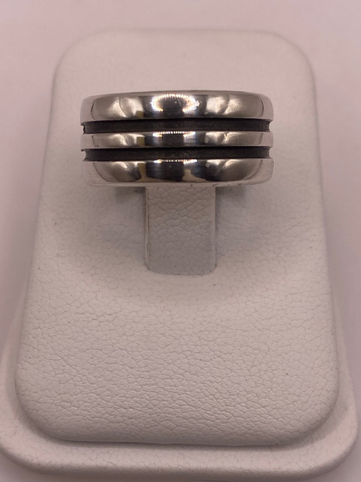 Anillo de Plata 925 con Doble Canal Central en Contraste, vista frontal