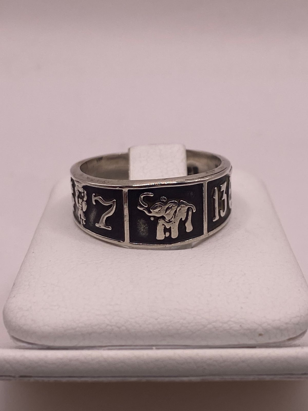 Anillo de Plata 925 con Elefante y Números de la Suerte, vista de detalle