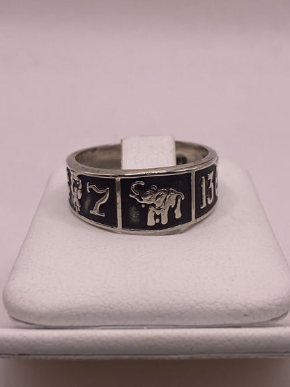 Anillo de Plata 925 con Elefante y Números de la Suerte, vista de detalle