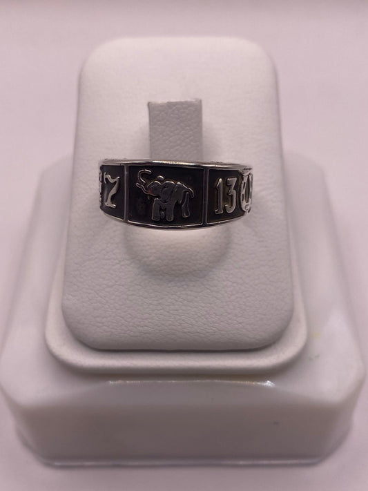 Anillo de Plata 925 con Elefante y Números de la Suerte — ángulo diagonal