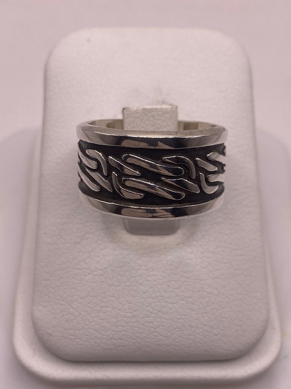 Anillo de Plata 925 con Grabado Abstracto en Relieve y Fondo Oscuro, vista frontal