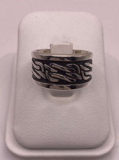 Anillo de Plata 925 con Grabado Abstracto en Relieve y Fondo Oscuro, vista frontal