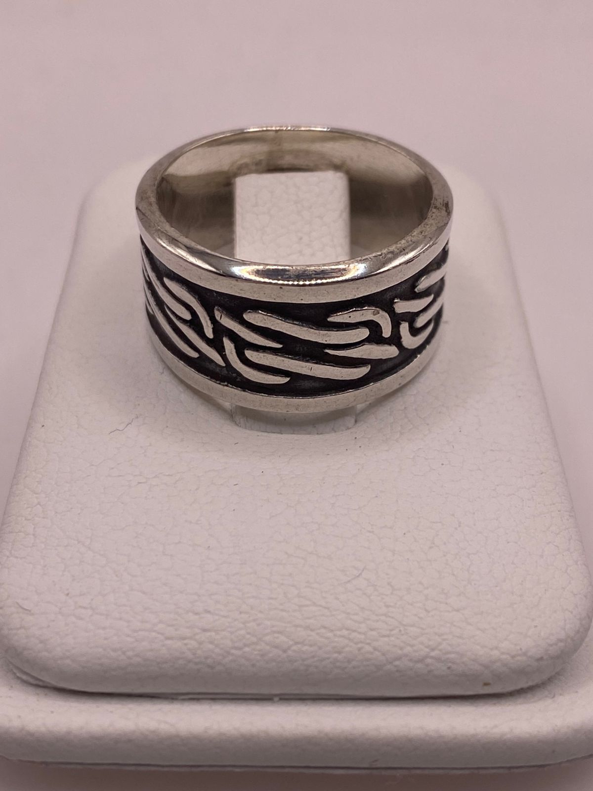 Anillo de Plata 925 con Grabado Abstracto en Relieve y Fondo Oscuro, vista lateral