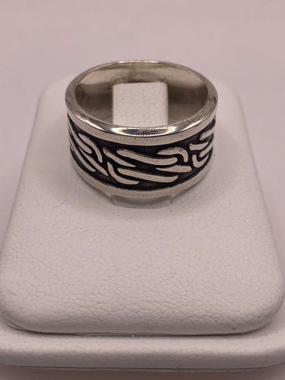 Anillo de Plata 925 con Grabado Abstracto en Relieve y Fondo Oscuro, vista lateral