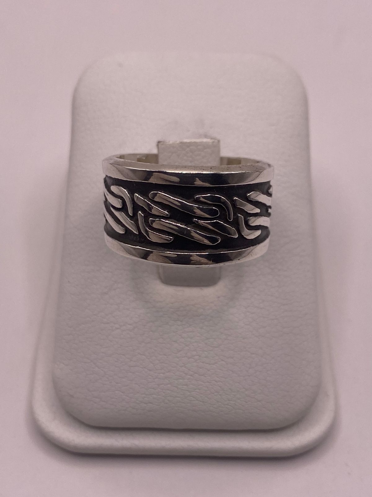 Anillo de Plata 925 con Grabado Abstracto en Relieve y Fondo Oscuro, sello de autenticidad Plata Ley .925
