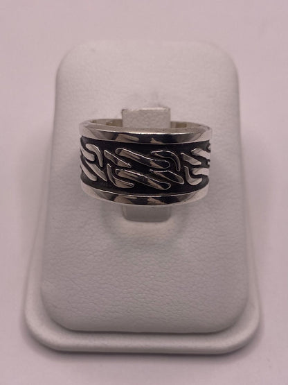 Anillo de Plata 925 con Grabado Abstracto en Relieve y Fondo Oscuro, sello de autenticidad Plata Ley .925