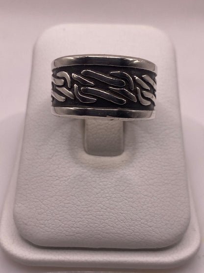 Anillo de Plata 925 con Grabado Abstracto en Relieve y Fondo Oscuro — vista lateral