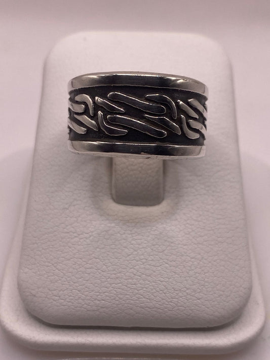 Anillo de Plata 925 con Grabado Abstracto en Relieve y Fondo Oscuro — vista lateral