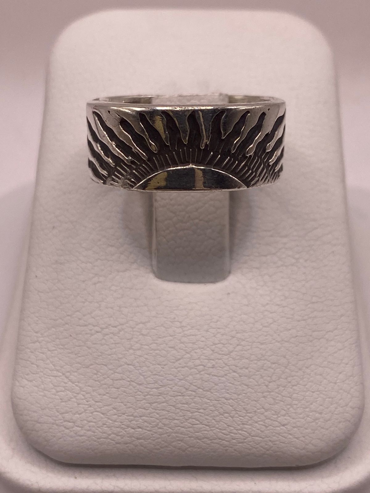 Anillo de Plata 925 con Grabado Artesanal de Espirales — vista lateral