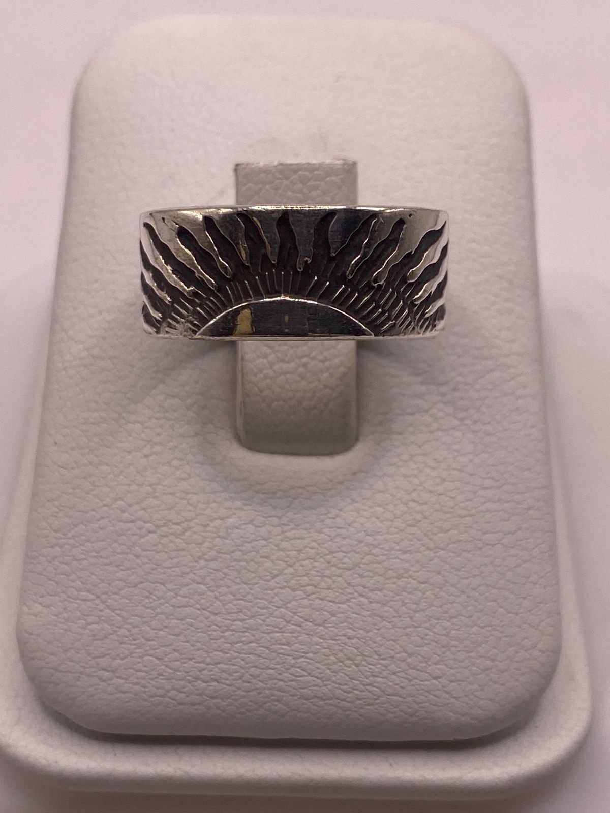Anillo de Plata 925 con Grabado Artesanal de Espirales, vista lateral