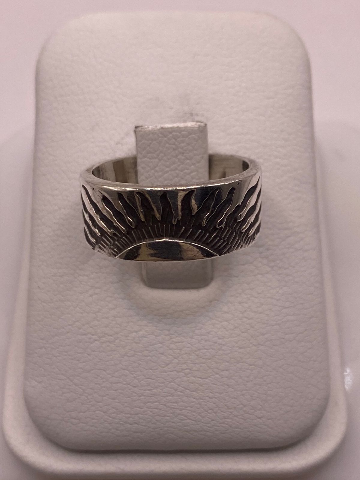 Anillo de Plata 925 con Grabado Artesanal de Espirales, vista frontal