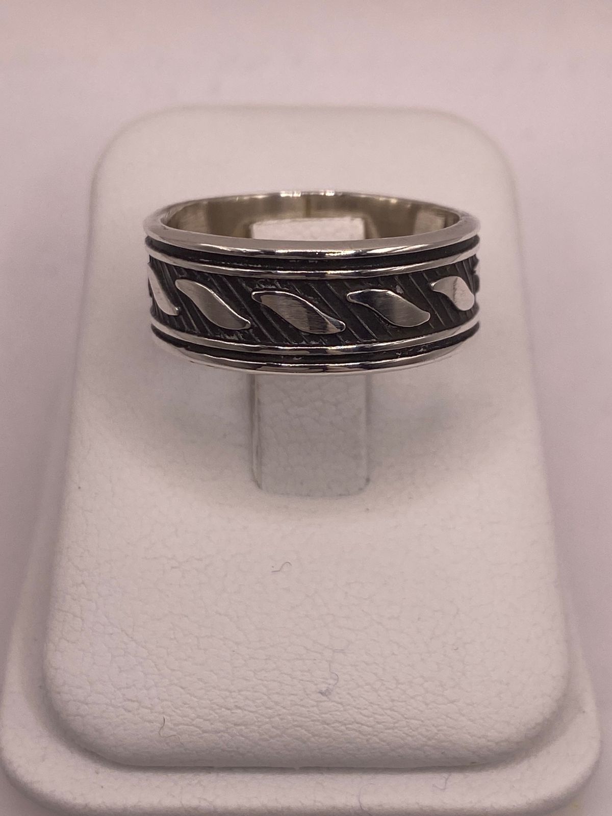 Anillo de Plata 925 con Grabado Geométrico Inclinado y Fondo Oscuro — vista lateral