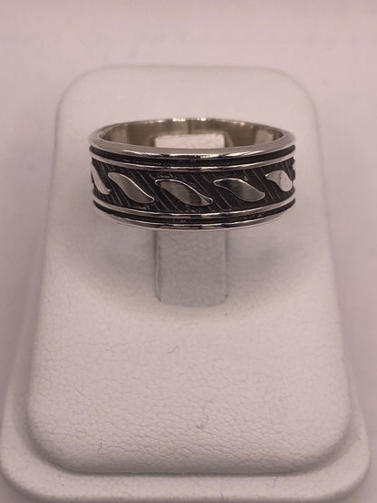 Anillo de Plata 925 con Grabado Geométrico Inclinado y Fondo Oscuro — vista lateral