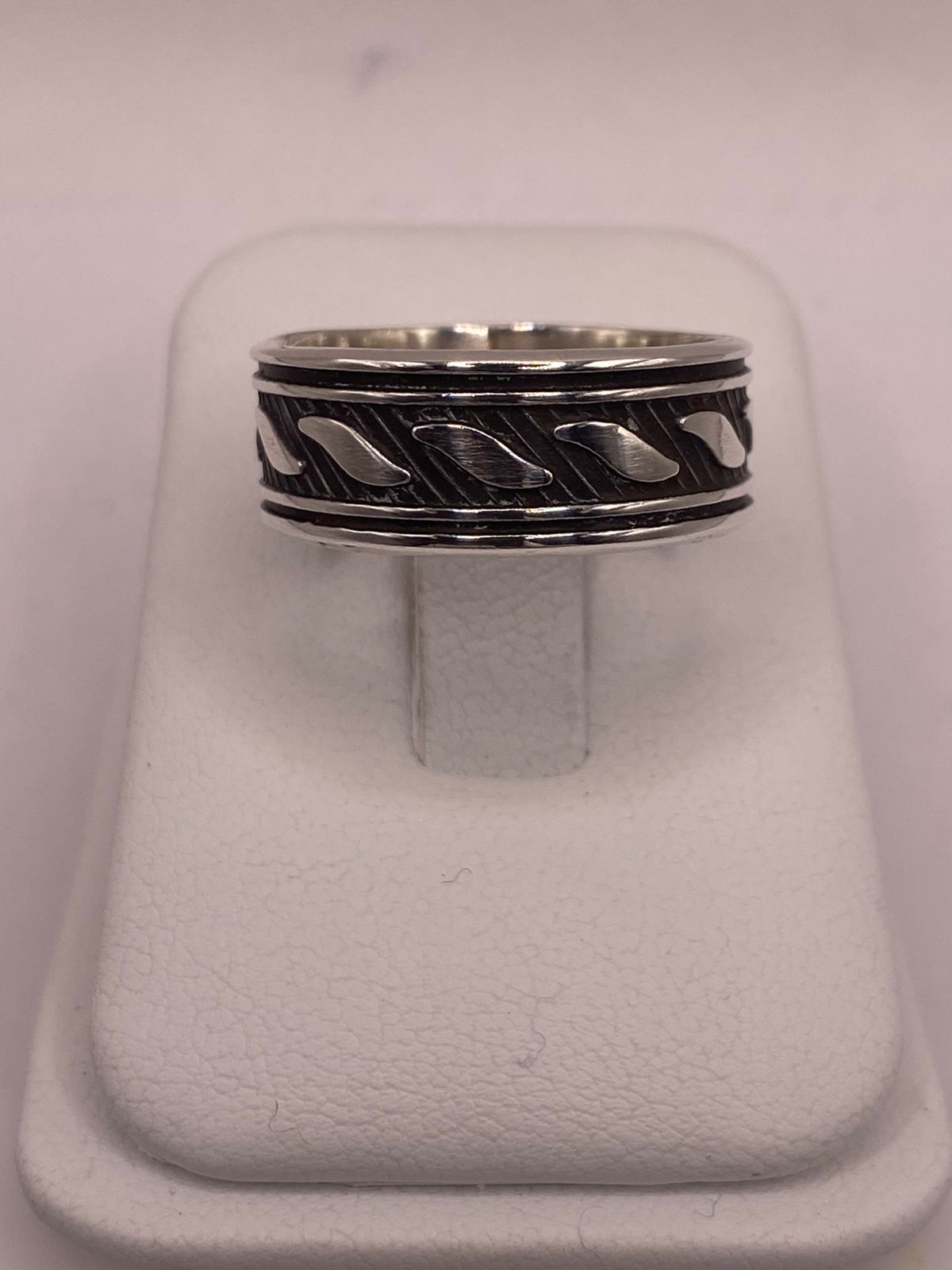 Anillo de Plata 925 con Grabado Geométrico Inclinado y Fondo Oscuro, vista frontal