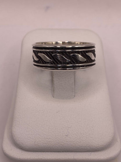 Anillo de Plata 925 con Grabado Geométrico Inclinado y Fondo Oscuro, vista frontal