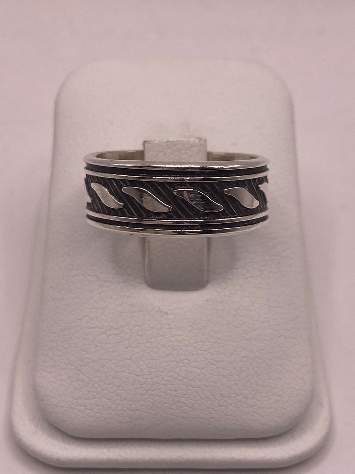 Anillo de Plata 925 con Grabado Geométrico Inclinado y Fondo Oscuro, vista lateral