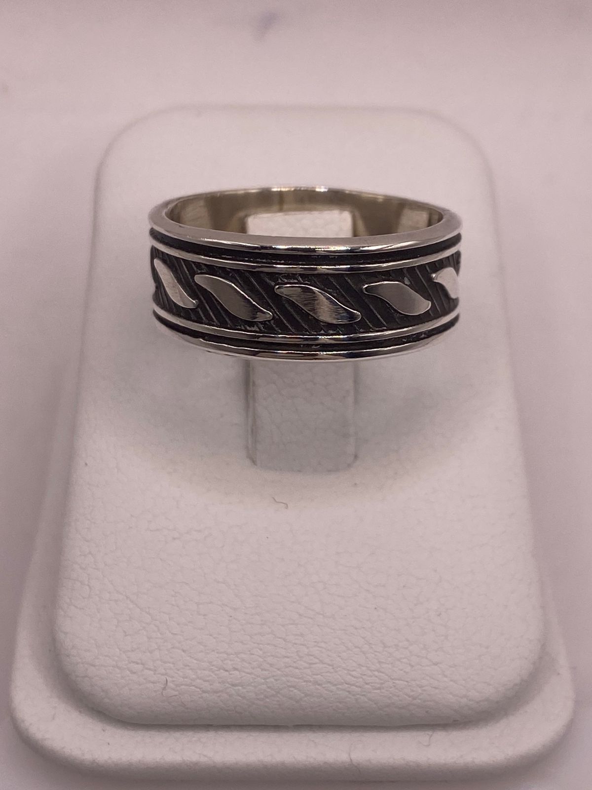Anillo de Plata 925 con Grabado Geométrico Inclinado y Fondo Oscuro, sello de autenticidad Plata Ley .925