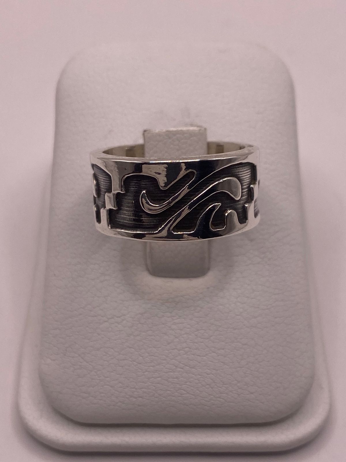 Anillo de Plata 925 con Grabado Orgánico en Relieve y Fondo Oscuro — vista lateral