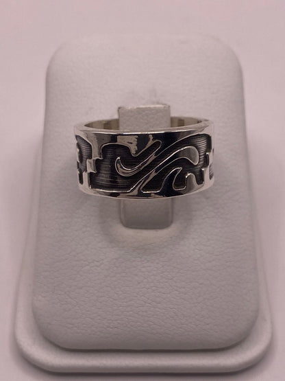 Anillo de Plata 925 con Grabado Orgánico en Relieve y Fondo Oscuro — vista lateral