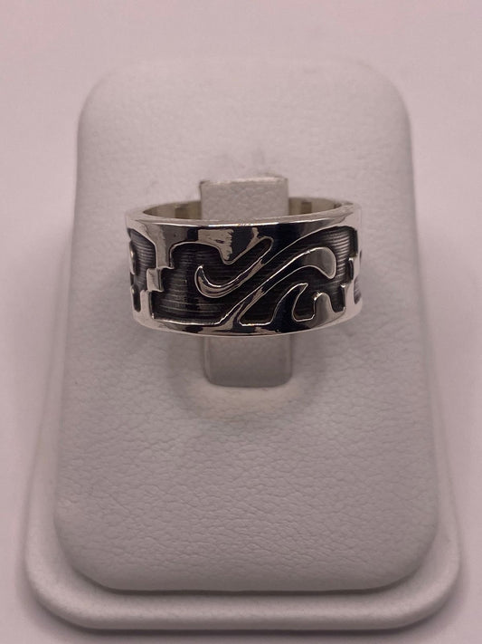 Anillo de Plata 925 con Grabado Orgánico en Relieve y Fondo Oscuro — vista lateral