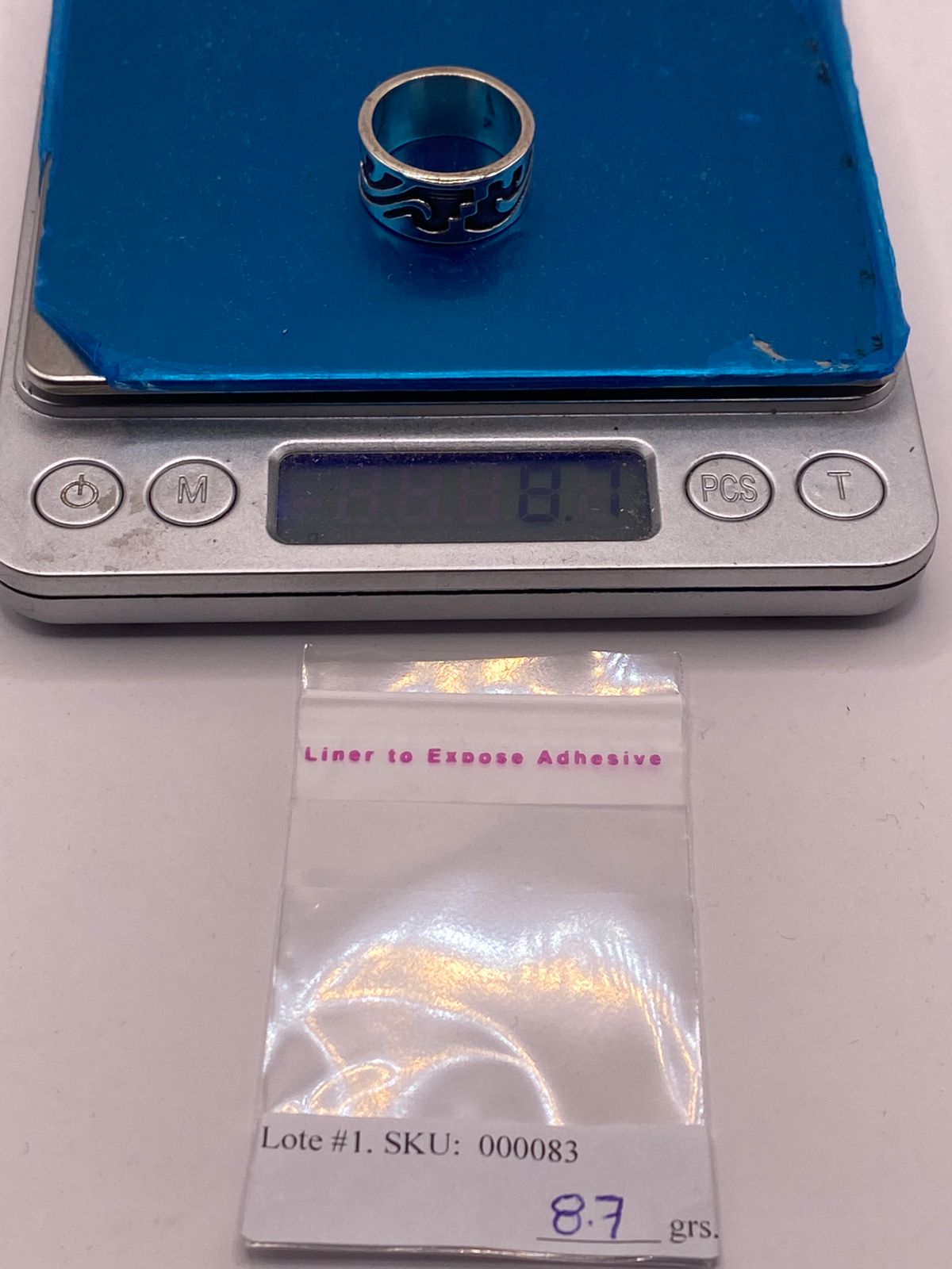 Anillo de Plata 925 con Grabado Orgánico en Relieve y Fondo Oscuro, peso en gramos (báscula)