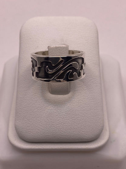 Anillo de Plata 925 con Grabado Orgánico en Relieve y Fondo Oscuro, vista frontal
