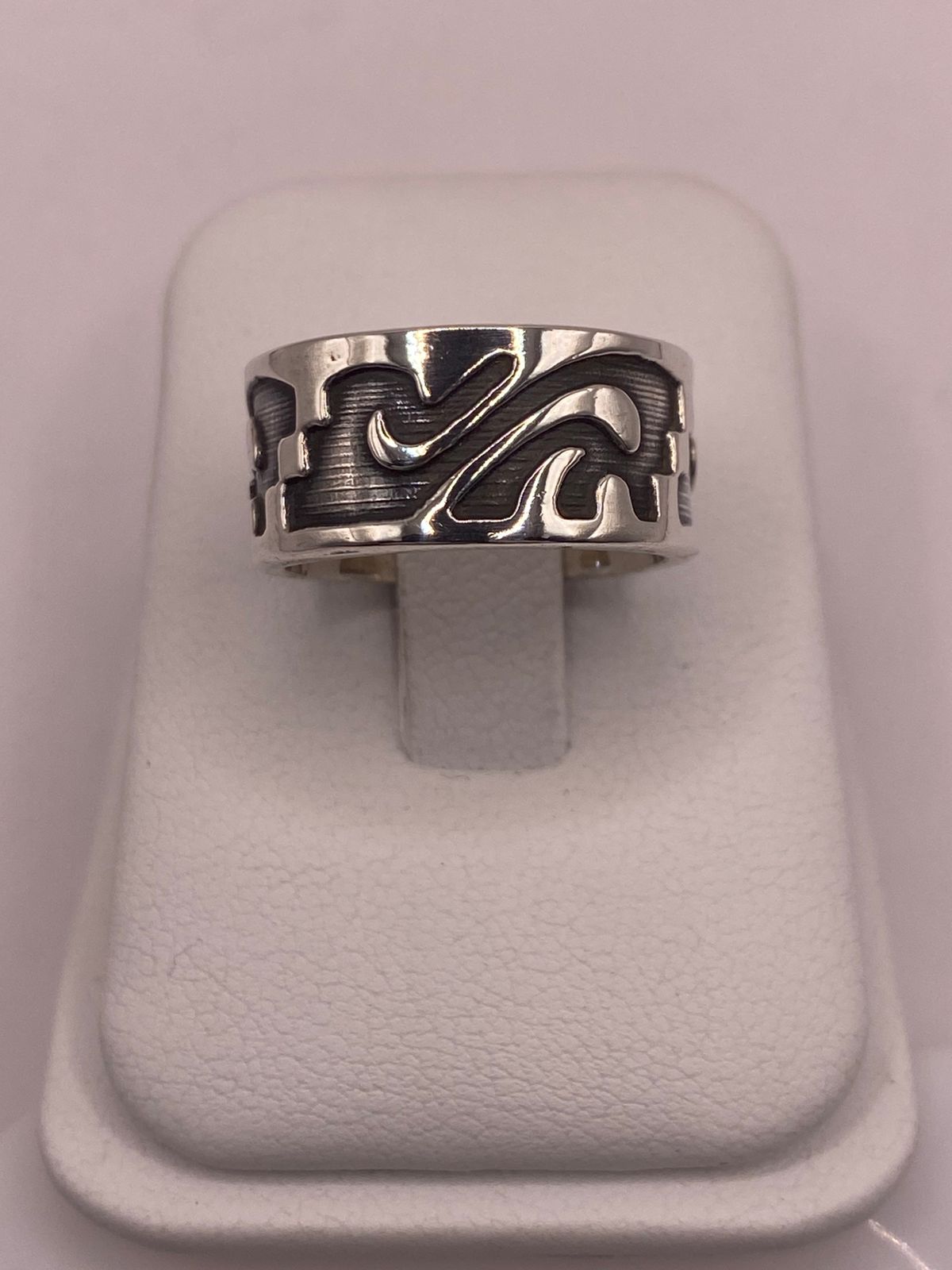 Anillo de Plata 925 con Grabado Orgánico en Relieve y Fondo Oscuro, vista lateral