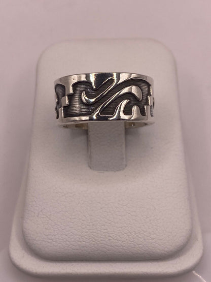 Anillo de Plata 925 con Grabado Orgánico en Relieve y Fondo Oscuro, vista lateral